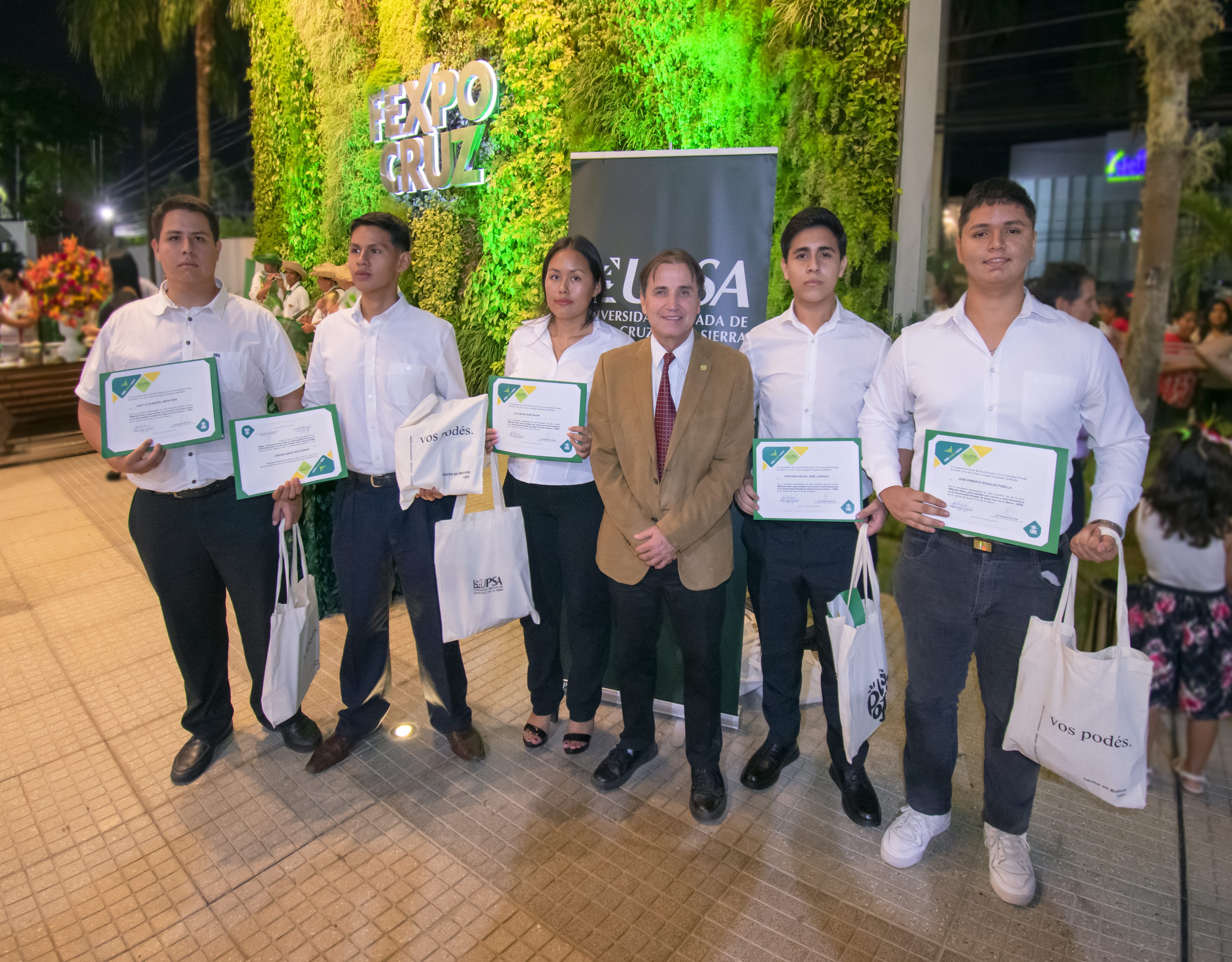 UPSA y CRE entregan las Becas CREando Valor