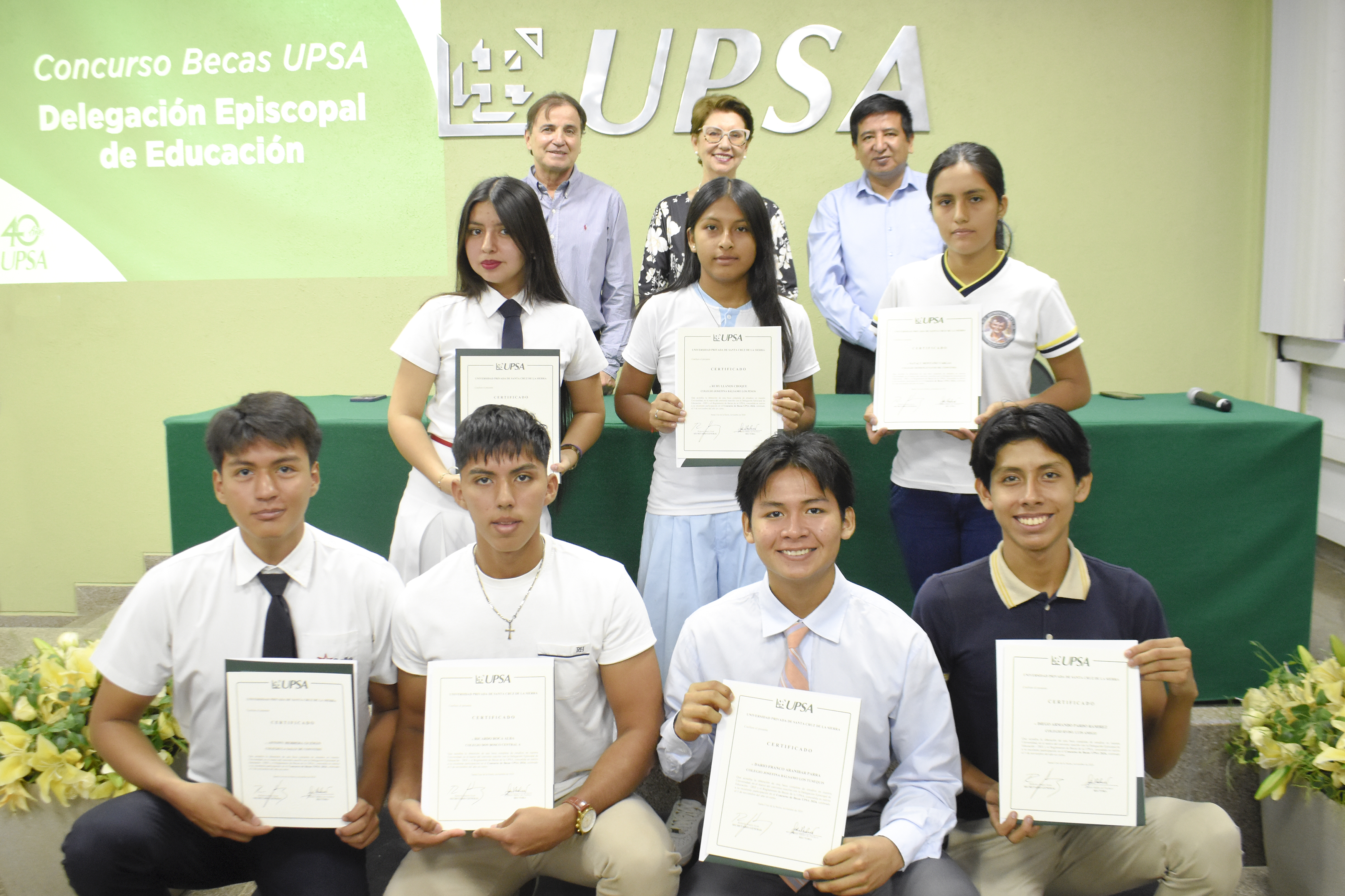 UPSA y la Delegación Episcopal entregaron siete becas a estudiantes destacados.