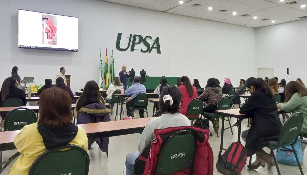  Diseñador Shingo Sato capacitó a estudiantes de Diseño y Gestión de la Moda