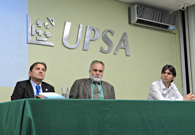 LIBRO PRESENTADO EN FACULTAD DE CIENCIAS JURÍDICAS Y SOCIALES